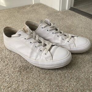 Converse All Stars Chuck Taylor’s White Leather Low-Top Sneakers sz 8 M / 10 W